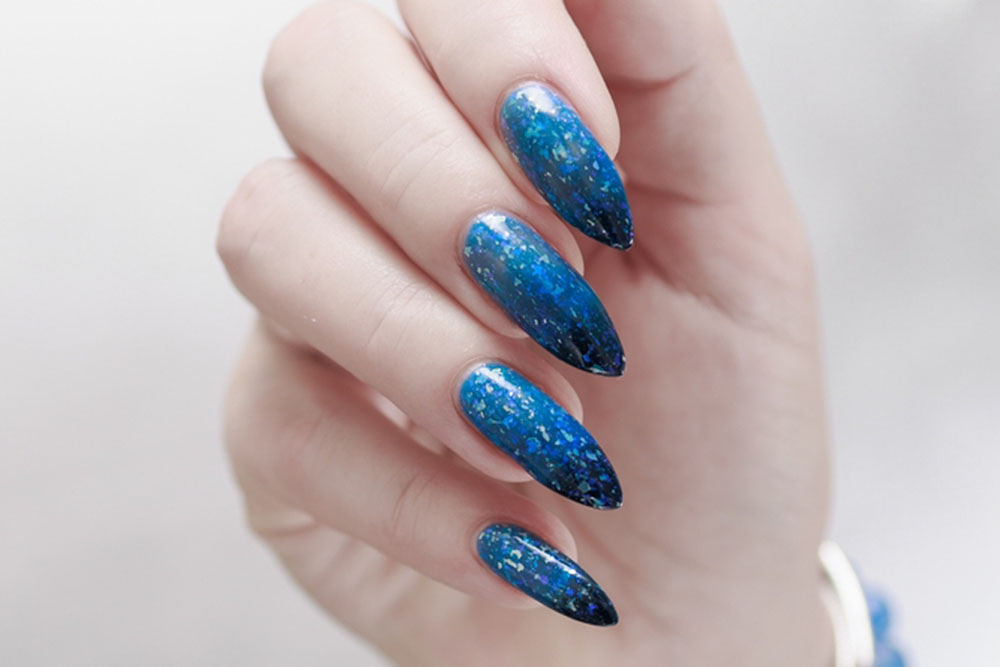 Modele de unghii baby boomer colorate